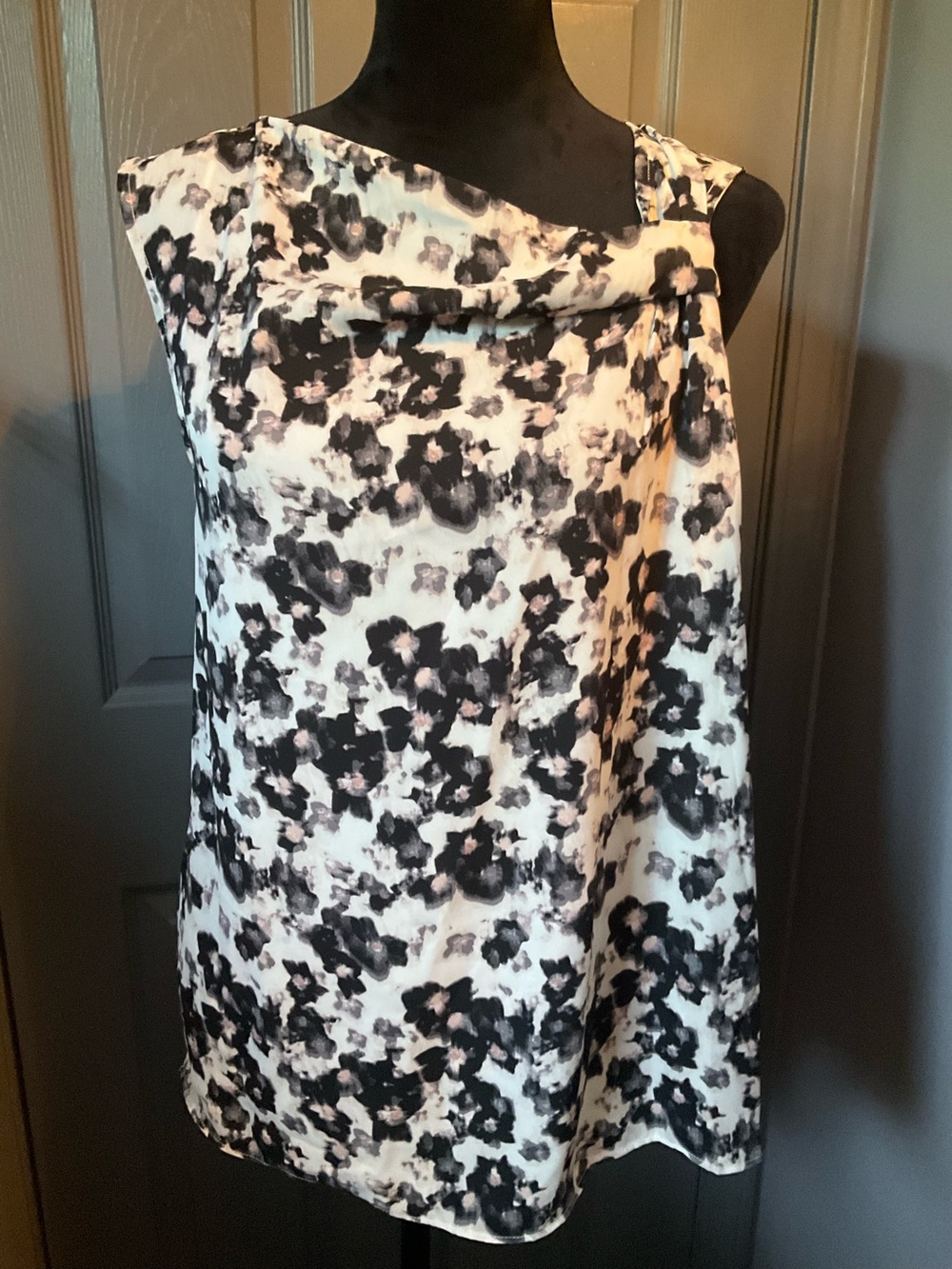 Halston M Sleeveless Cowl Neck Floral Print Top - Black & White